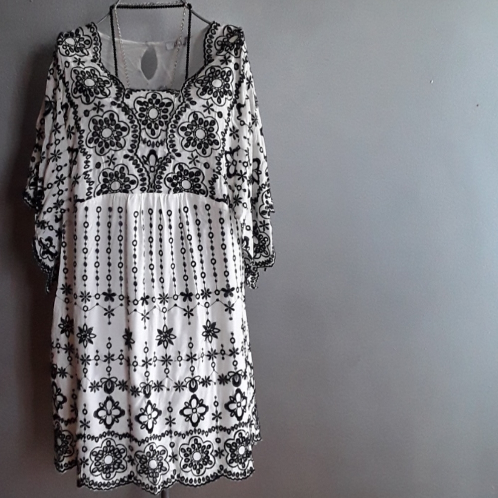 Scalloped sleeves dress